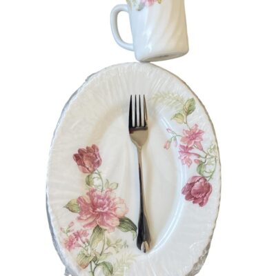 Platou oval si cana din opal model floral grena + furculita inox